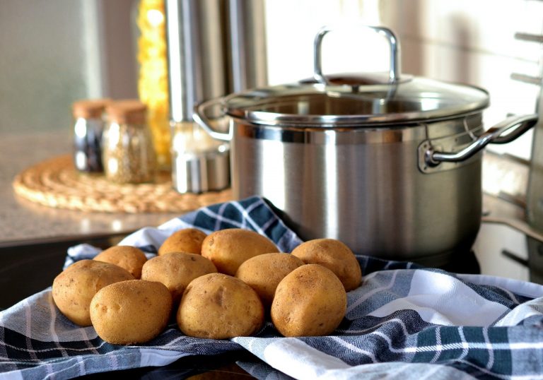 Conoce cómo sembrar papas en tu casa