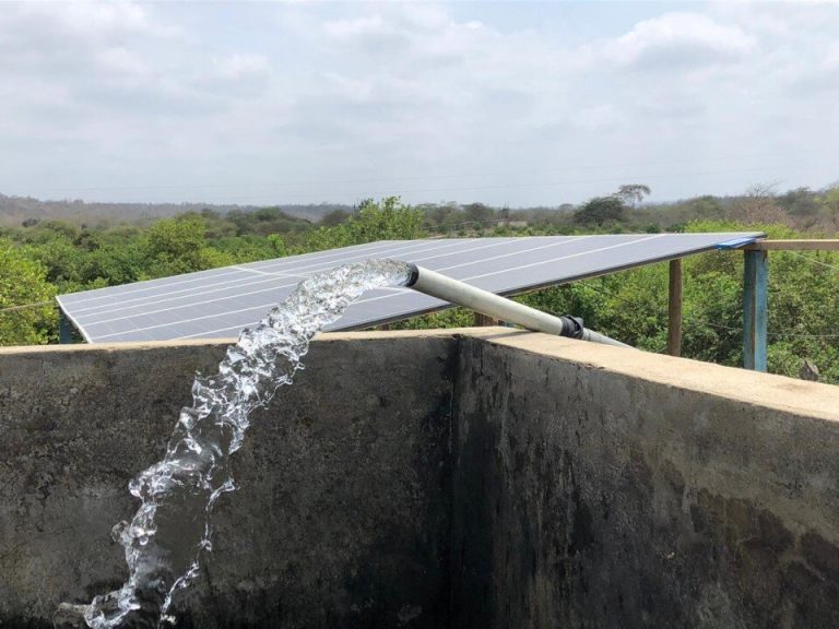 Utilizan equipo de bombeo solar para enfrentar estrés hídrico en Tumbes