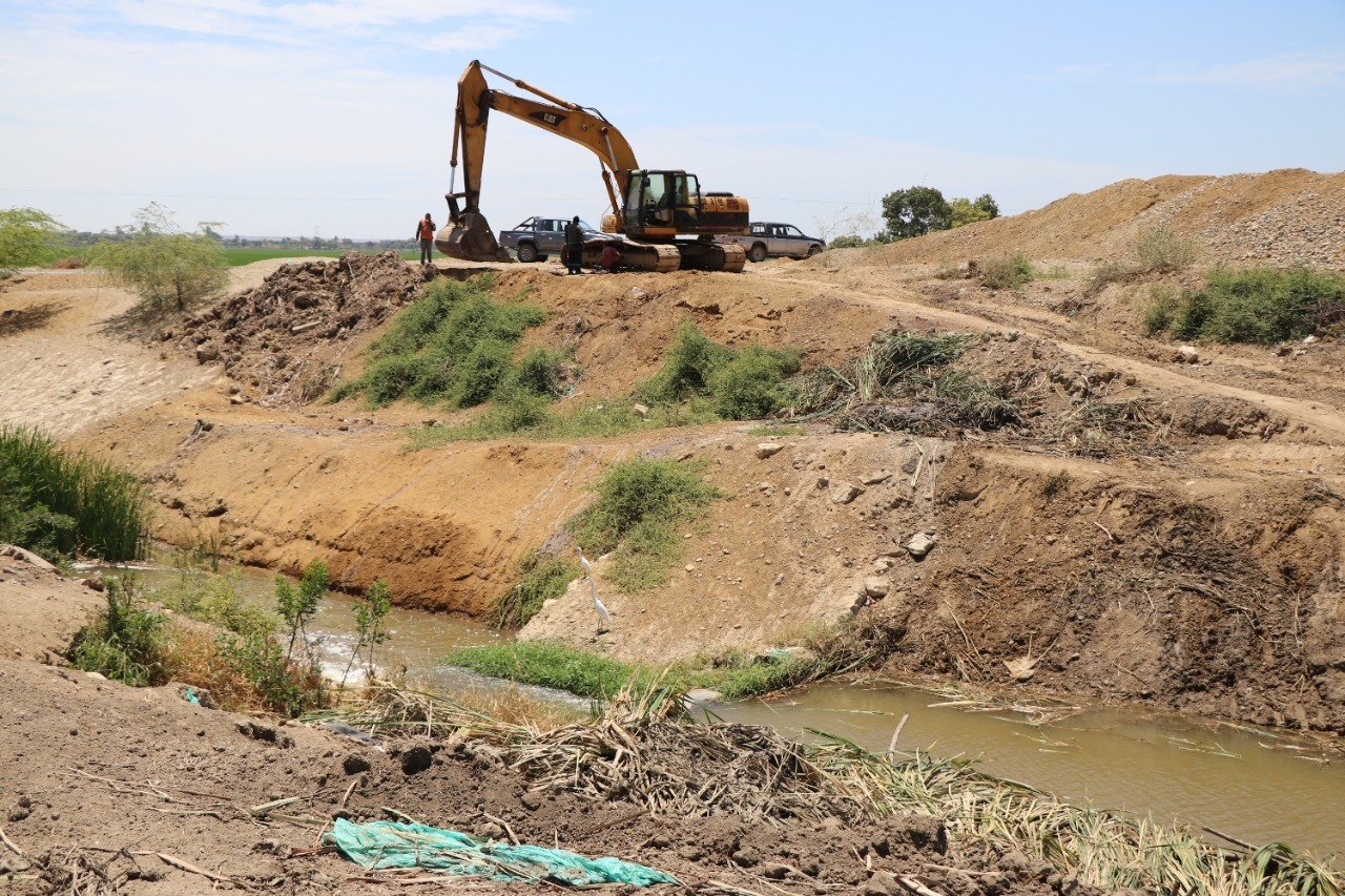 Ejecutan mantenimiento de drenes y quebradas en los canales norte y sur de Sullana.