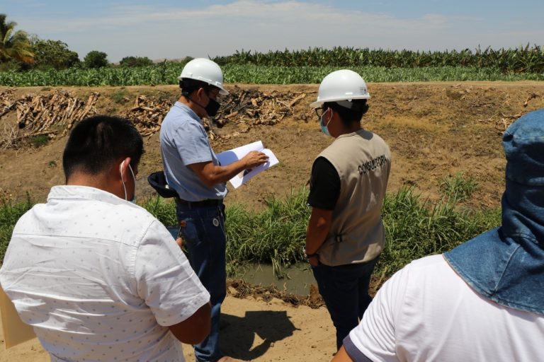 Ejecutan mantenimiento de drenes y quebradas en los canales norte y sur de Sullana