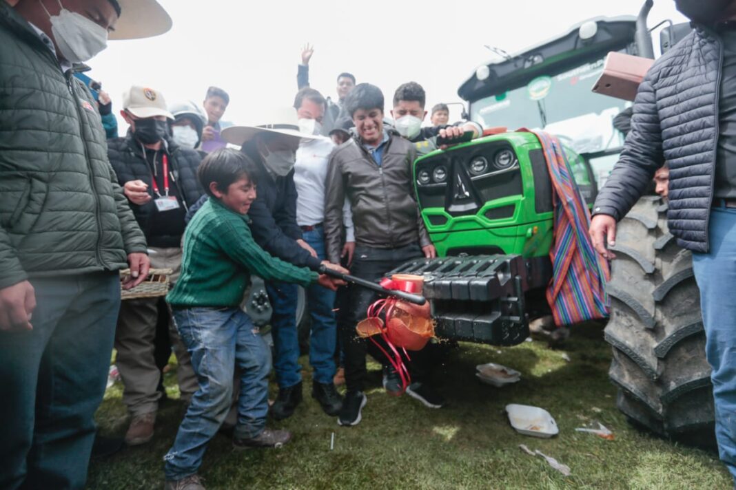 Presidente Castillo entrega tractores a organizaciones agrarias en Cajamarca
