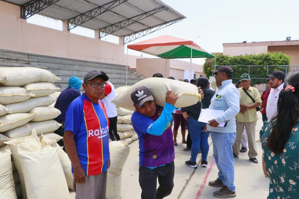 Productores ganaderos de Chulucanas y La Matanza reciben 73 toneladas de alimento ganadero