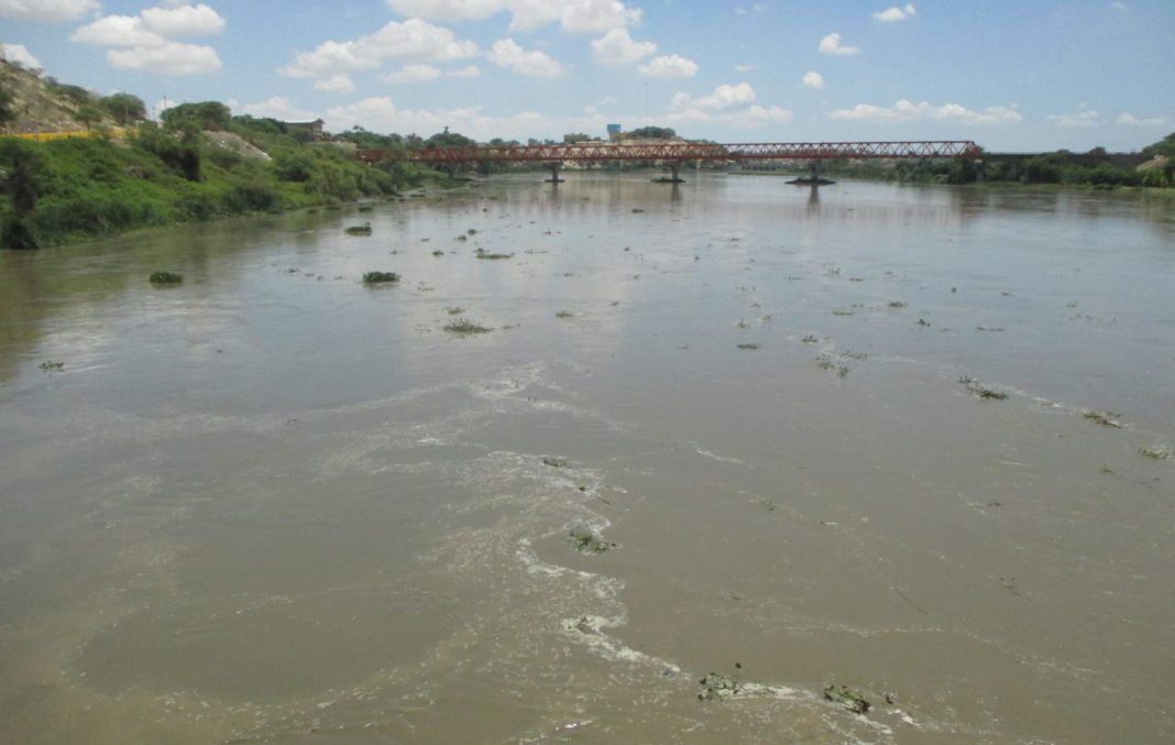 ANA evalúa los efectos del fenómeno El Niño en márgenes del río Chira. / Foto: Andina.