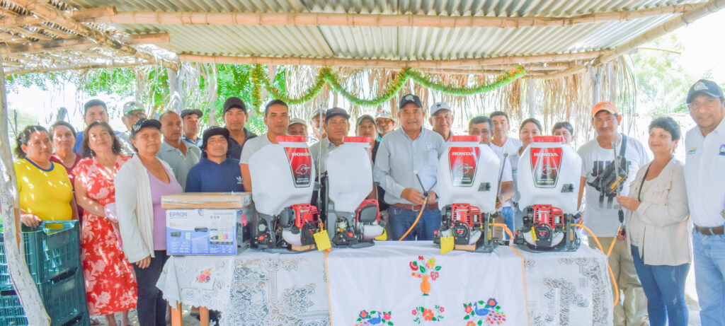 Productores de mango en Las Lomas reciben equipamiento y asistencia técnica