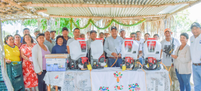 Productores de mango en Las Lomas reciben equipamiento y asistencia técnica