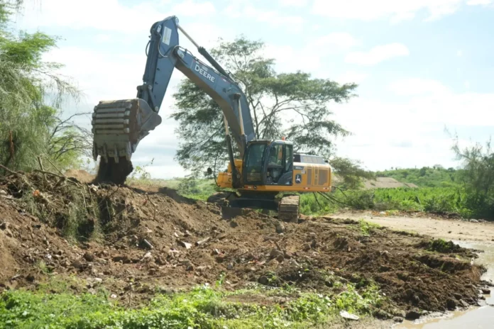 Despliegan maquinaria pesada para proteger 400 hectáreas de cultivos Tumbes