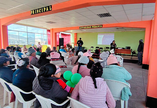 Capacitan a más de 300 agricultores en Pasco sobre uso de información agroclimática Capacitan a más de 300 agricultores en Pasco sobre uso de información agroclimática