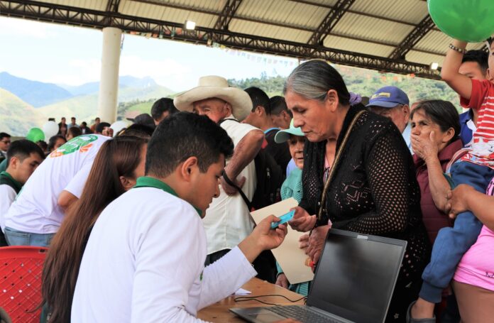 Entregan más de 1,100 títulos de propiedad rural a familias agricultoras en Cajamarca