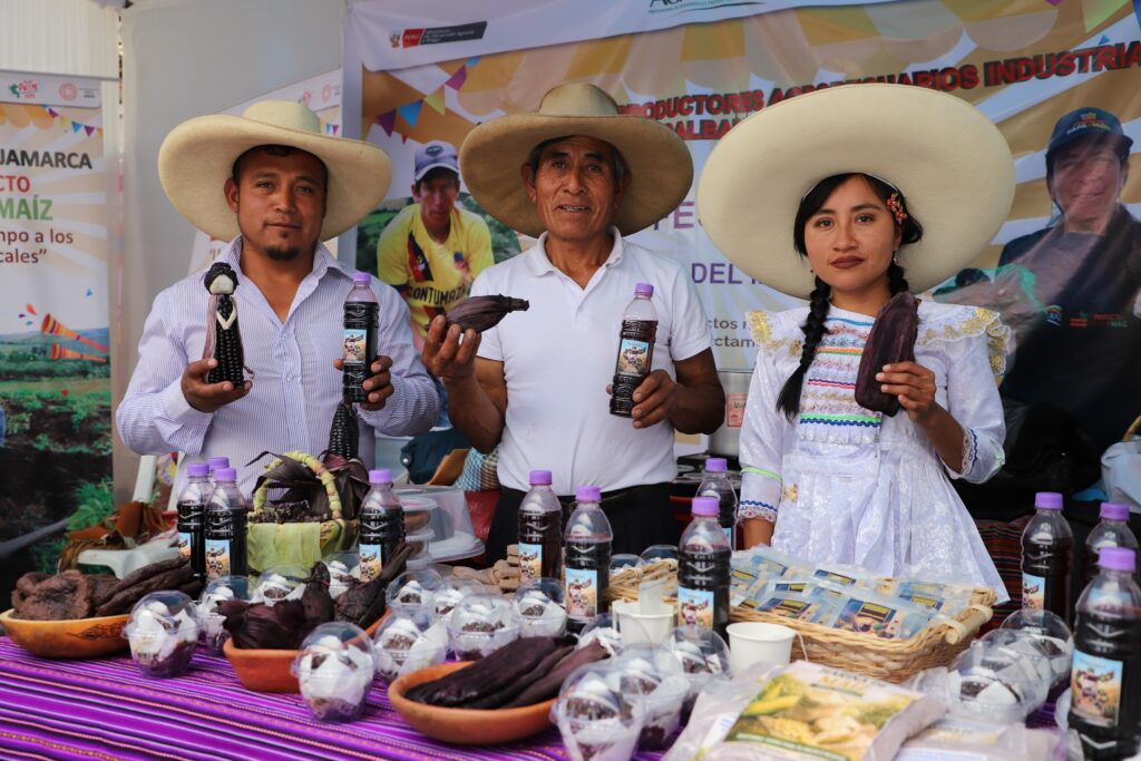 Cajamarca exhibe innovadores productos con maíz morado en el IV Festival del Conocimiento y Emprendimiento Cajamarca exhibe innovadores productos con maíz morado en el IV Festival del Conocimiento y Emprendimiento
