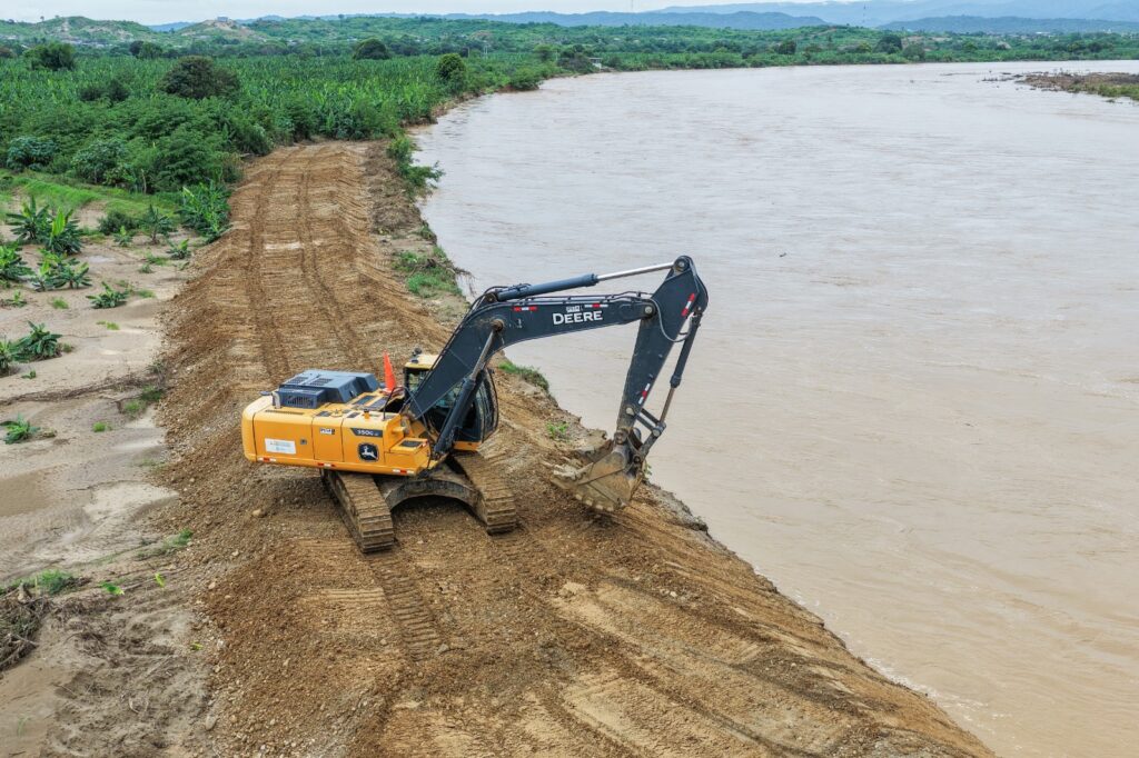 Ejecutan obras de descolmatación en diez regiones del Perú para reducir riesgos por lluvias e inundaciones