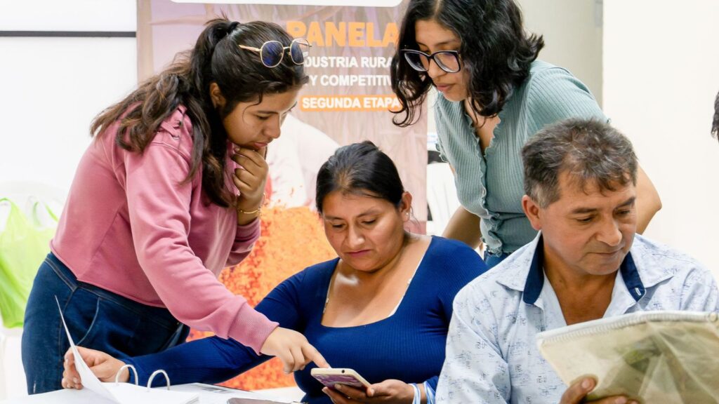 Productores de panela en Piura implementan aplicativo móvil para modernizar la gestión de su producción