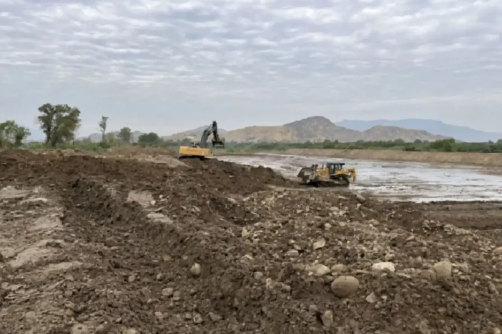Lambayeque: trabajos de descolmatación resguardan a más de 1,300 familias agricultoras Lambayeque: trabajos de descolmatación resguardan a más de 1,300 familias agricultoras