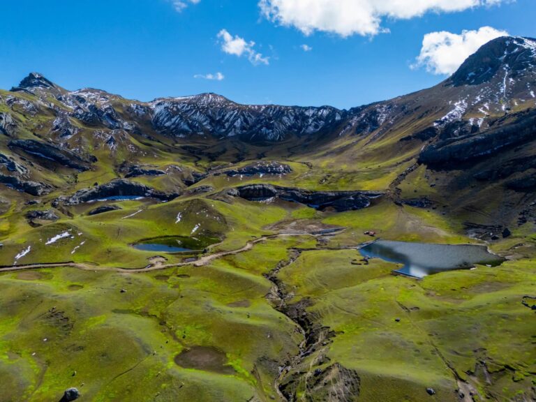 Obras de siembra y cosecha de agua fortalecen la agricultura familiar en siete regiones