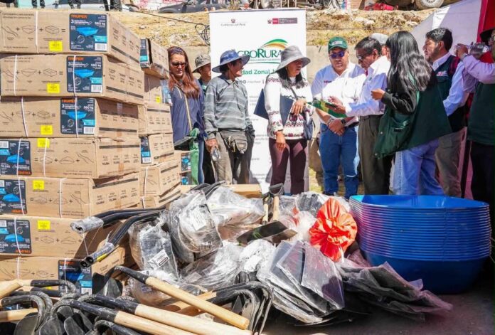 MIDAGRI entrega herramientas agrícolas a productores afectados por el sismo en Junín