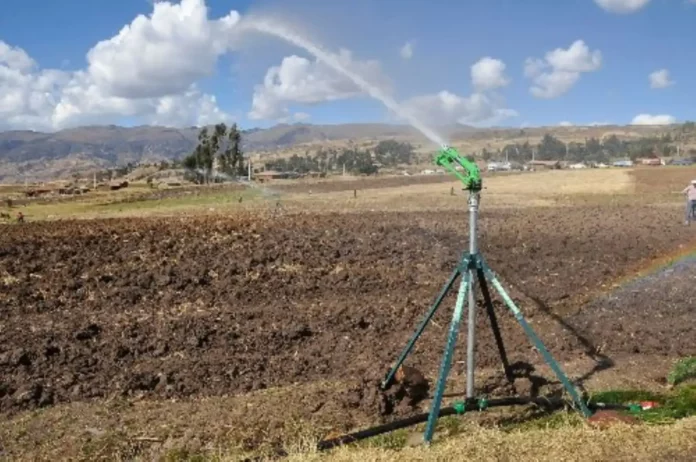Estudiantes peruanos crean sistema inteligente para monitorear la calidad del agua de riego